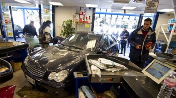 Strano incidente a Mondragone, sfonda con auto la vetrina di un negozio