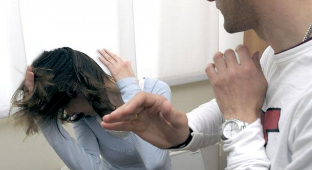 Violenza sulle donne: picchia la moglie in un centro commerciale