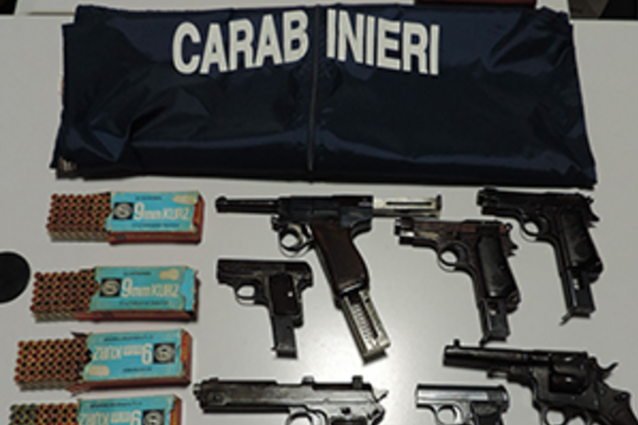 Sant'Anastasia: anziano custodiva un vero arsenale nelle sue terre