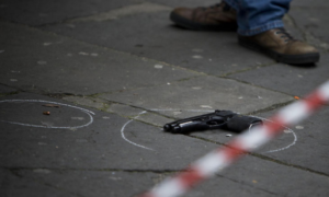 Paura a Napoli: conflitto a fuoco tra una gang e la polizia