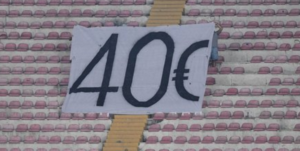 Calcio Napoli: la protesta dei tifosi contro Aurelio De Laurentiis