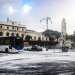 Freddo a Napoli, si ghiacciano fontane e strade