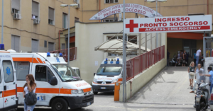 Paura a Napoli, centauro investito da un'auto pirata