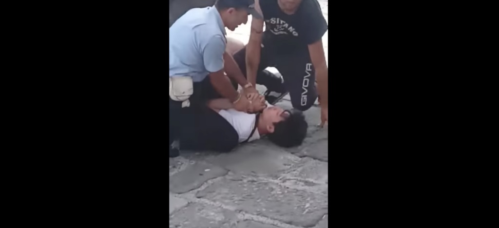 Positano, turista coreano sbarca e inizia ad aggredire le persone