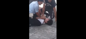 Positano, turista coreano sbarca e inizia ad aggredire le persone