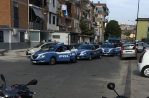 Blitz della polizia a Rione Traiano, sequestrate armi e droga