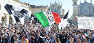 Castel Volturno, bruciati manifesti juventini: il video è virale
