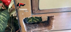 Scampia, figlia di un boss occupa la casa di un anziano uomo