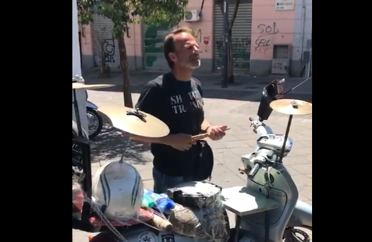 Il batterista rivoluzionario a Napoli, il video è virale