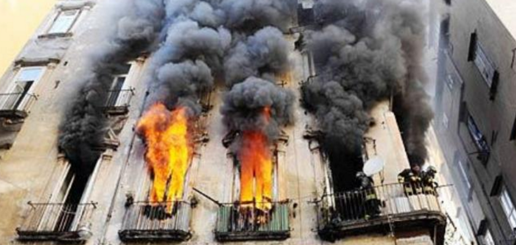 Paure a Torre Annunziata, incendio in un appartamento: evacuati due palazzi