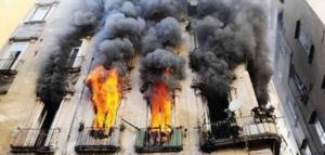 Paure a Torre Annunziata, incendio in un appartamento: evacuati due palazzi