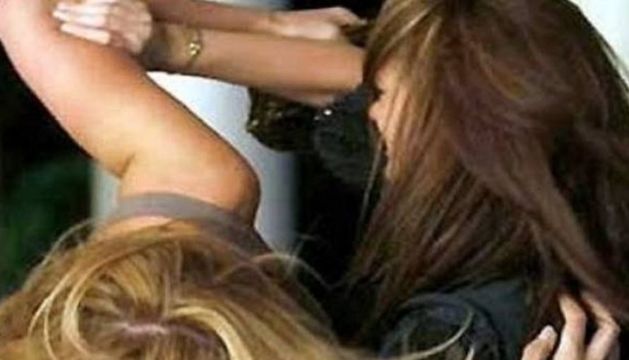 Napoli, mega rissa in un palazzo: 5 donne finiscono in ospedale