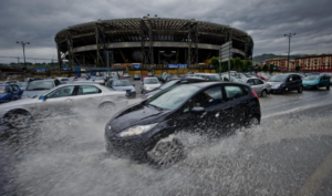 Bomba d'acqua si abbatte su Napoli, temporali in tutta la Campania