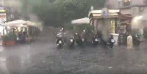 Forte temporale si abbatte su Napoli, strade allagate in città