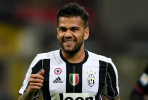 Le parole di Dani Alves contro Maradona, tifosi del Napoli infuriati