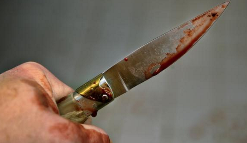 Violenza a Napoli, interviene in difesa di una donna: operaio accoltellato