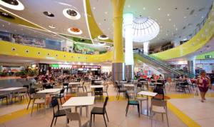 Paura al centro commerciale Maximall, incendio in un negozio: evacuata la struttura