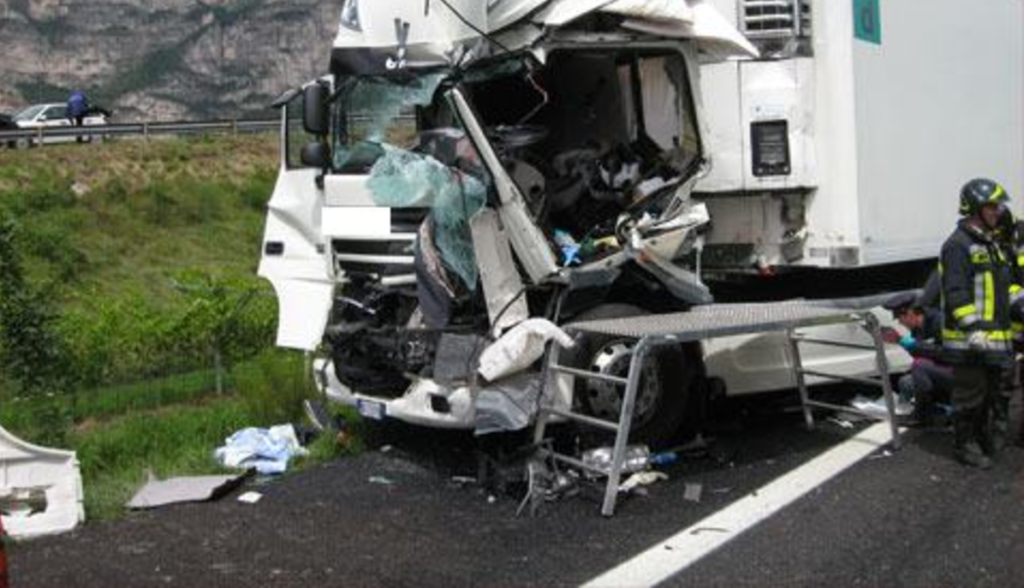 Grave incidente tra tir sulla Roma - Napoli, un autista è in fin di vita