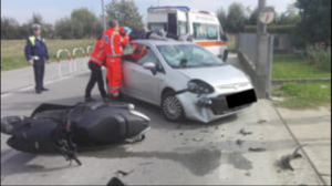Scontro tra auto e scooter nel salernitano, grave un 21enne