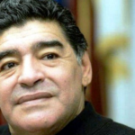 Diego Maradona arriva a Napoli, accolto tra cori e polemiche