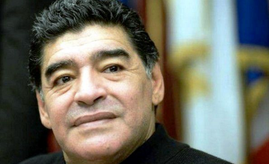 Diego Maradona arriva a Napoli, accolto tra cori e polemiche