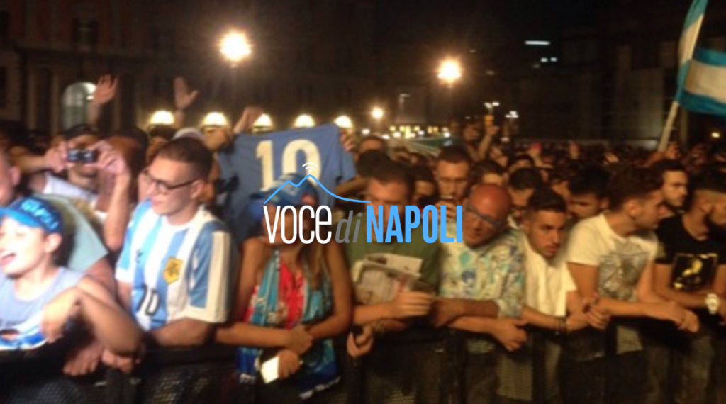 Maradona diventa cittadino di Napoli: tifosi in festa a piazza Plebiscito