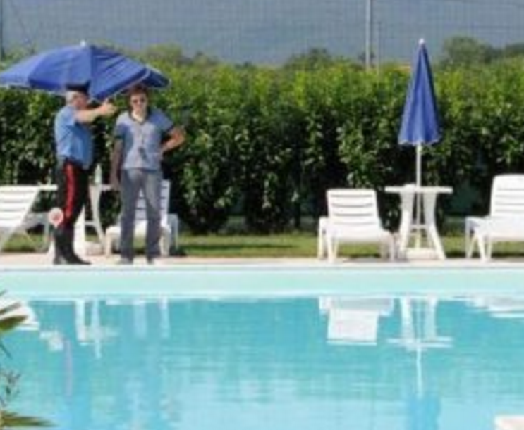 ramma al Country Sport di Avellino. Una donna di circa 60 anni ha accusato un malore presso la piscina del centro sportivo irpino. Nonostante le prime urgenti cure, la signora non ce l’ha fatta. Secondo quanto riportato si tratterebbe di arresto cardiocircolatorio. Un medico presente nella struttura ha provato a rianimare la donna ma non c’è stato nulla da fare. Sul posto è intervenuto il magistrato di turno.