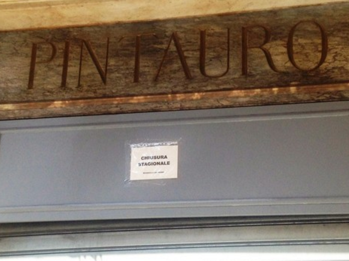 Napoli, la storica pasticceria Pintauro chiude per ferie: è mistero
