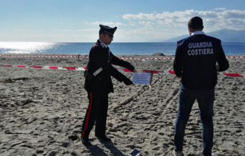 Rischio frana su una spiaggia di Bacoli, sgomberate 60 persone