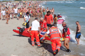 Tragedia in mare a Napoli, bimba affoga in acqua: ricoverata in gravi condizioni