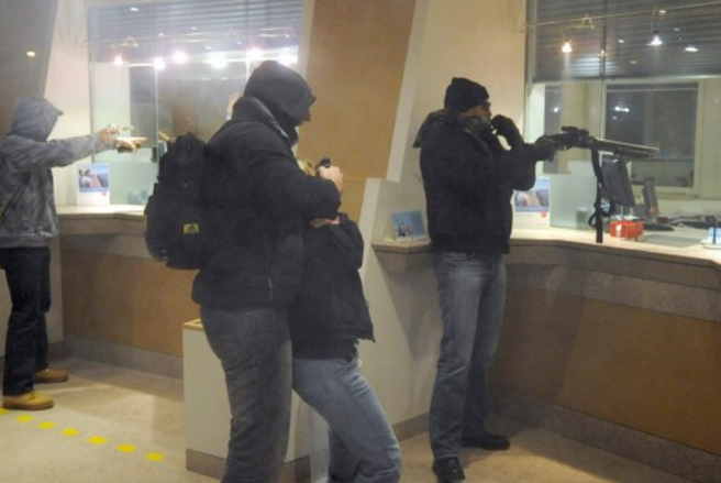 Terrore a Casal di Principe, rapina in una banca all'orario di apertura