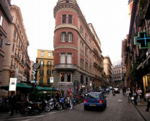 Dopo lo stupro di una donna, è allarme nel quartiere Chiaia: "Abbiamo paura"