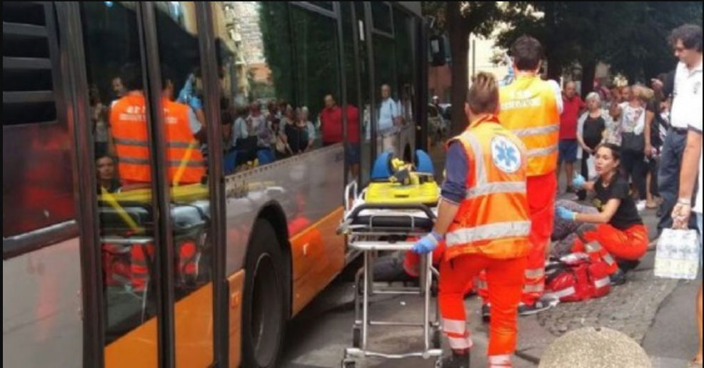 Napoli, bus investe coppia giovani a Piazza Garibaldi: il ragazzo è grave