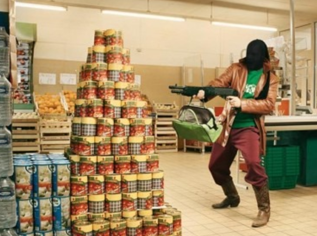 Rapina nel supermercato, banda armata di fucili porta via l'incasso