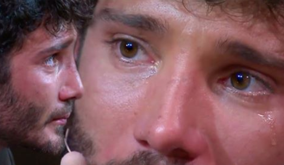 Stefano De Martino in visita al reparto di oncologia dell'Ateneo Vanvitelli a Napoli