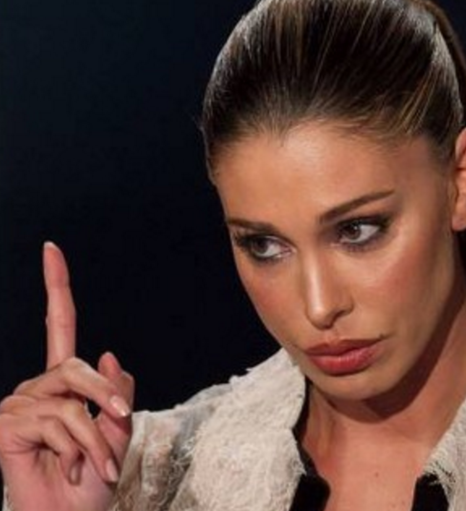 Belen Rodriguez fuma in aereo, atterraggio d'emergenza per lei e Iannone