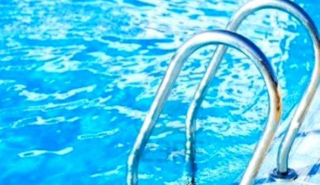 Dramma ad Angri, bimba di 3 anni cade in piscina, rischia l'annegamento: è grave