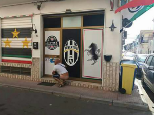 Gesto di un tifoso davanti a un club Juventus diventa virale, gli sfottò in rete