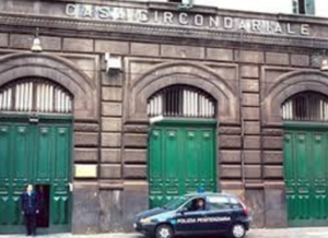 leader nazionale dei Baschi Azzurri Capece - appaiono pertanto indispensabili, nei penitenziari per adulti e per minori, interventi immediati compresa la possibilità di schermare gli istituti penitenziari al fine di neutralizzare la possibilità di utilizzo di qualsiasi mezzo di comunicazione non consentito e quella di dotare tutti i reparti di Polizia Penitenziaria di appositi rilevatori di telefoni cellulari per ristabilire serenità lavorativa ed efficienza istituzionale, anche attraverso adeguati ed urgenti stanziamenti finanziari. Ma, nonostante le costanti e quotidiane denunce del Sappe, ci sembra che l’Amministrazione Penitenziaria ed il Ministero della Giustizia hanno altro a cui pensare, come ad esempio la deprecabile vigilanza dinamica ed il regime penitenziario aperto che fa stare i detenuti fuori dalla celle tutto il giorno, spesso con grave pregiudizio della sicurezza