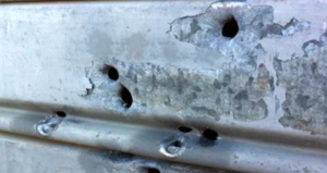 Paura a Pozzuoli, spari in pieno giorno contro la serranda di un negozio