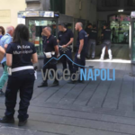 Violenza folle a via Toledo, lei lo lascia e lui la ferisce con un coltello: arrestato