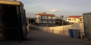 Crollo a Marano, costone di terra frana su alcuni box auto