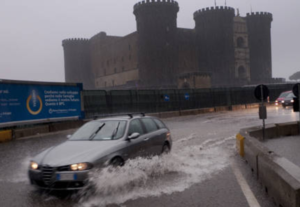 Piogge si abbattono su Napoli, problemi di viabilità e disagi in città