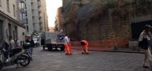 Napoli, frana il Monte Echia a Santa Lucia: paure le case vicine