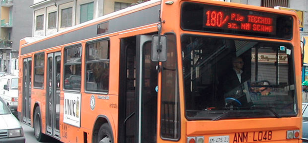 Disastro ANM, nuovo piano di risanamento: via i bus nell'hinterland