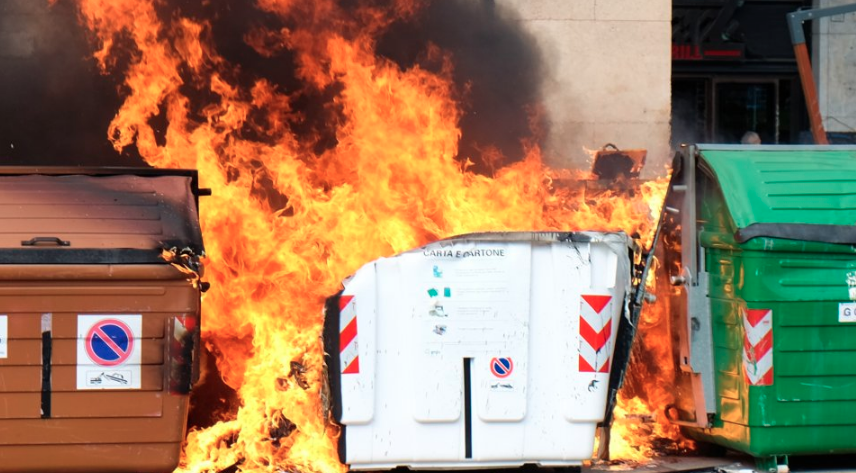 Follia a Napoli, 28enne incendia cassonetto e morde un carabiniere: arestato