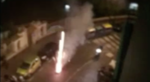 Napoli, movida violenta: giovane aggredito e petardi in strada