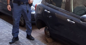 Fermati mentre rubavano le ruote di un'auto. Sono della "Banda del mattone?"