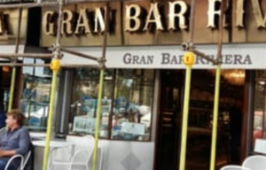 Lavori a Chiaia, chiude lo storico "Bar Riviera"