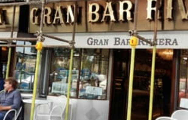 Lavori a Chiaia, chiude lo storico "Bar Riviera"